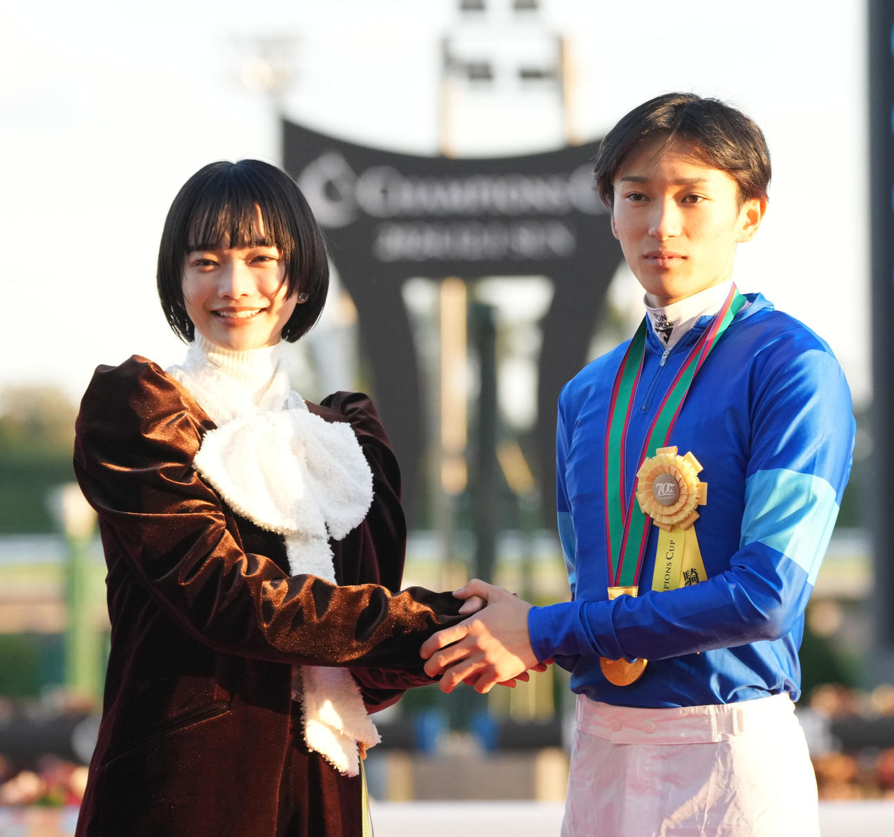 チャンピオンズカップを制しプレゼンターの見上愛と握手を交わす坂井騎手（右）（撮影・森本幸一）