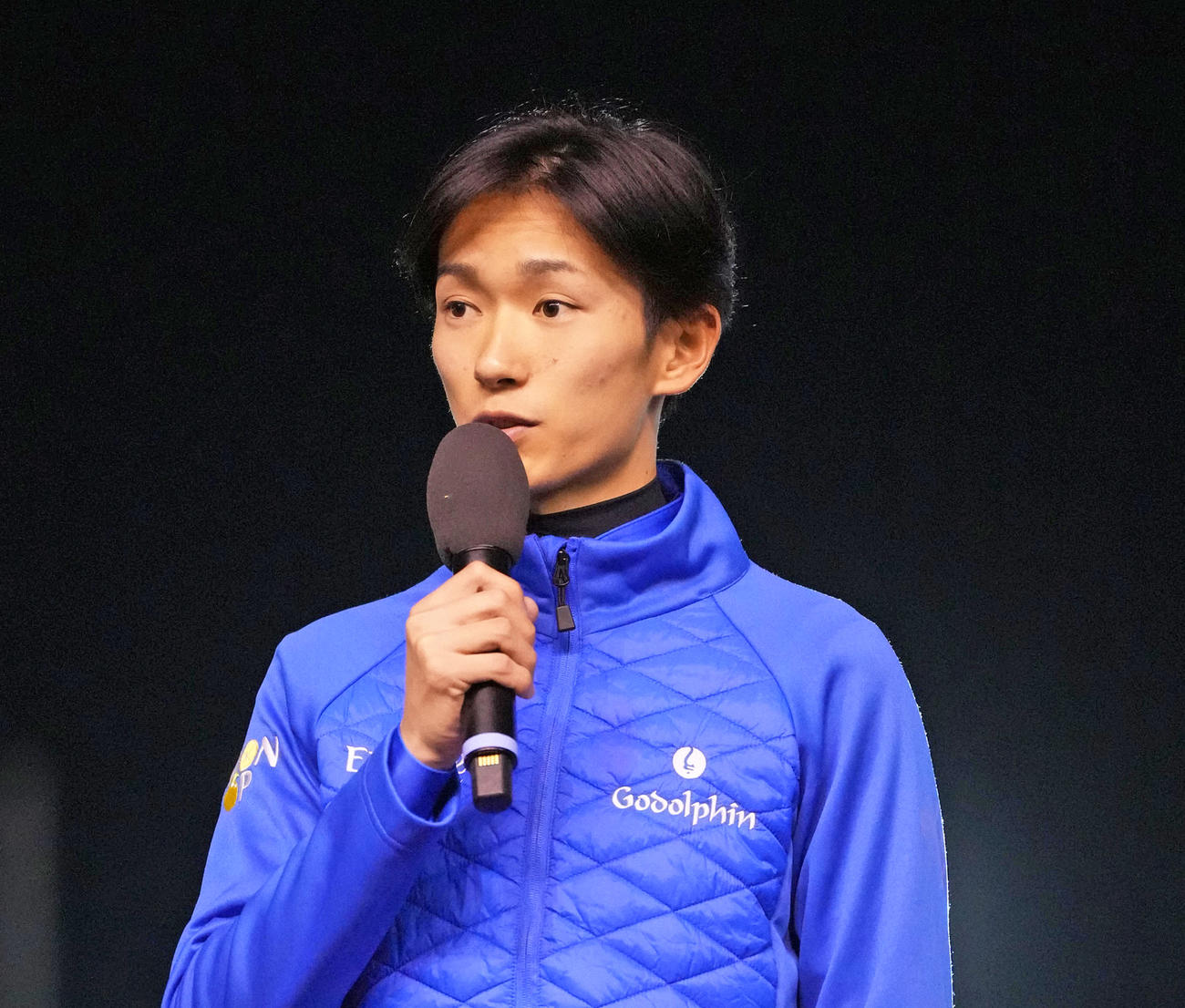 レモンホップ引退式でファンにあいさつをする坂井瑠星騎手（撮影・森本幸一）