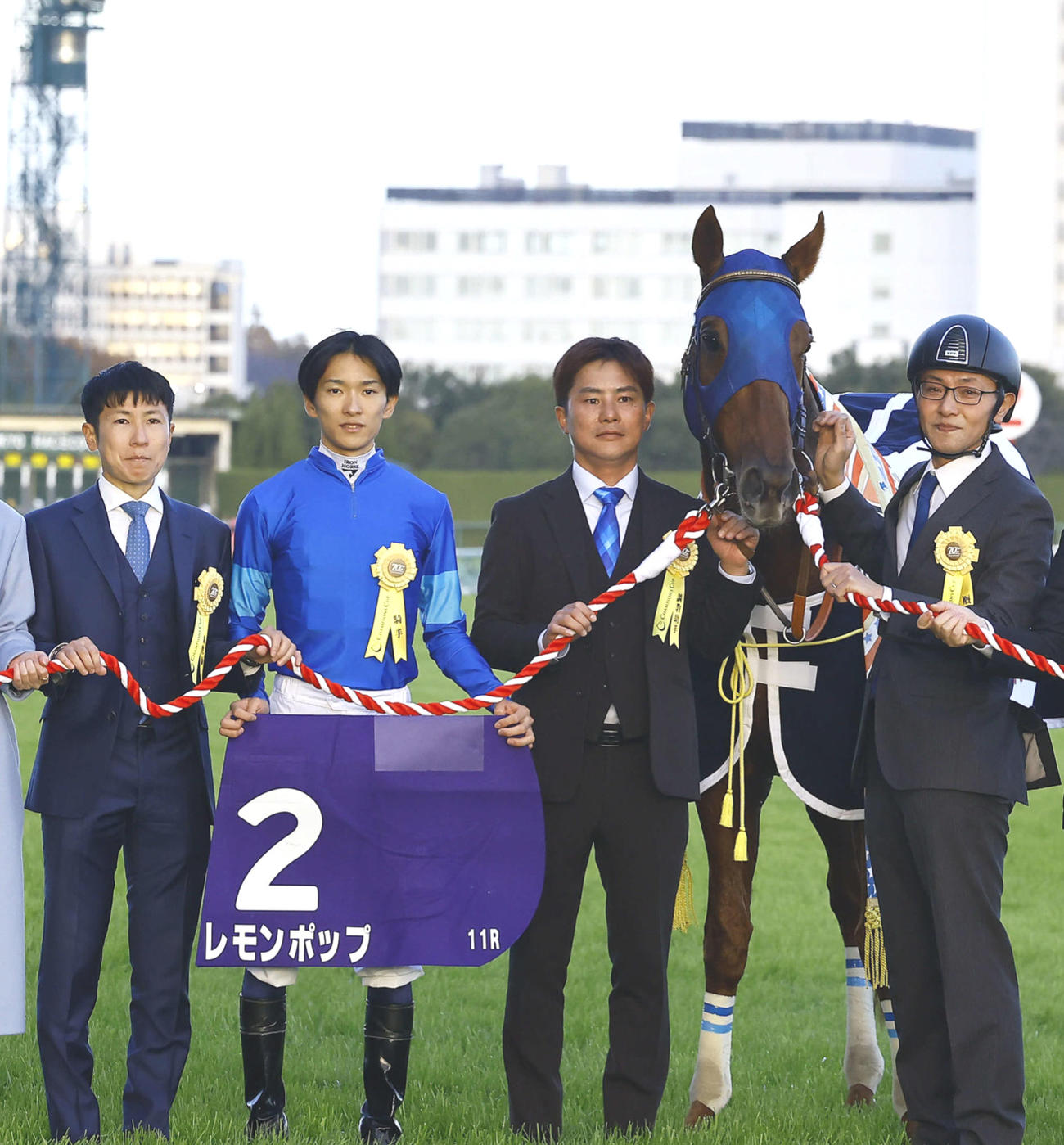 チャンピオンズCを制し口取りに並ぶレモンポップと田中博師（左端）ら