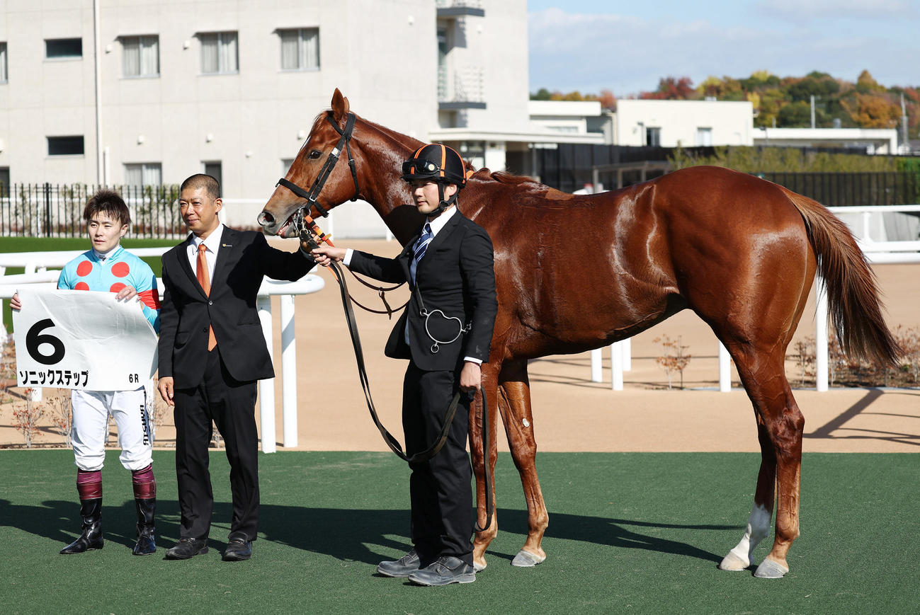 ソニックステップで新馬戦を制し、口取りに並ぶ西村騎手（左）（撮影・前田充）