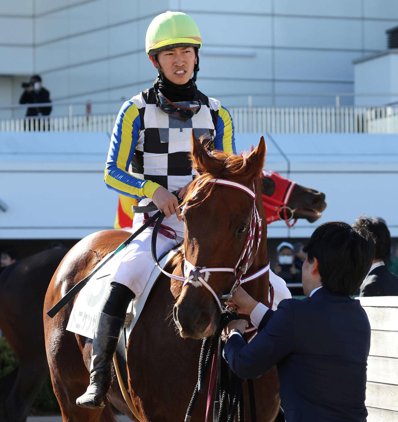 中山4R、2歳新馬戦を制したトニケンサンバと菅原明騎手（撮影・丹羽敏通）