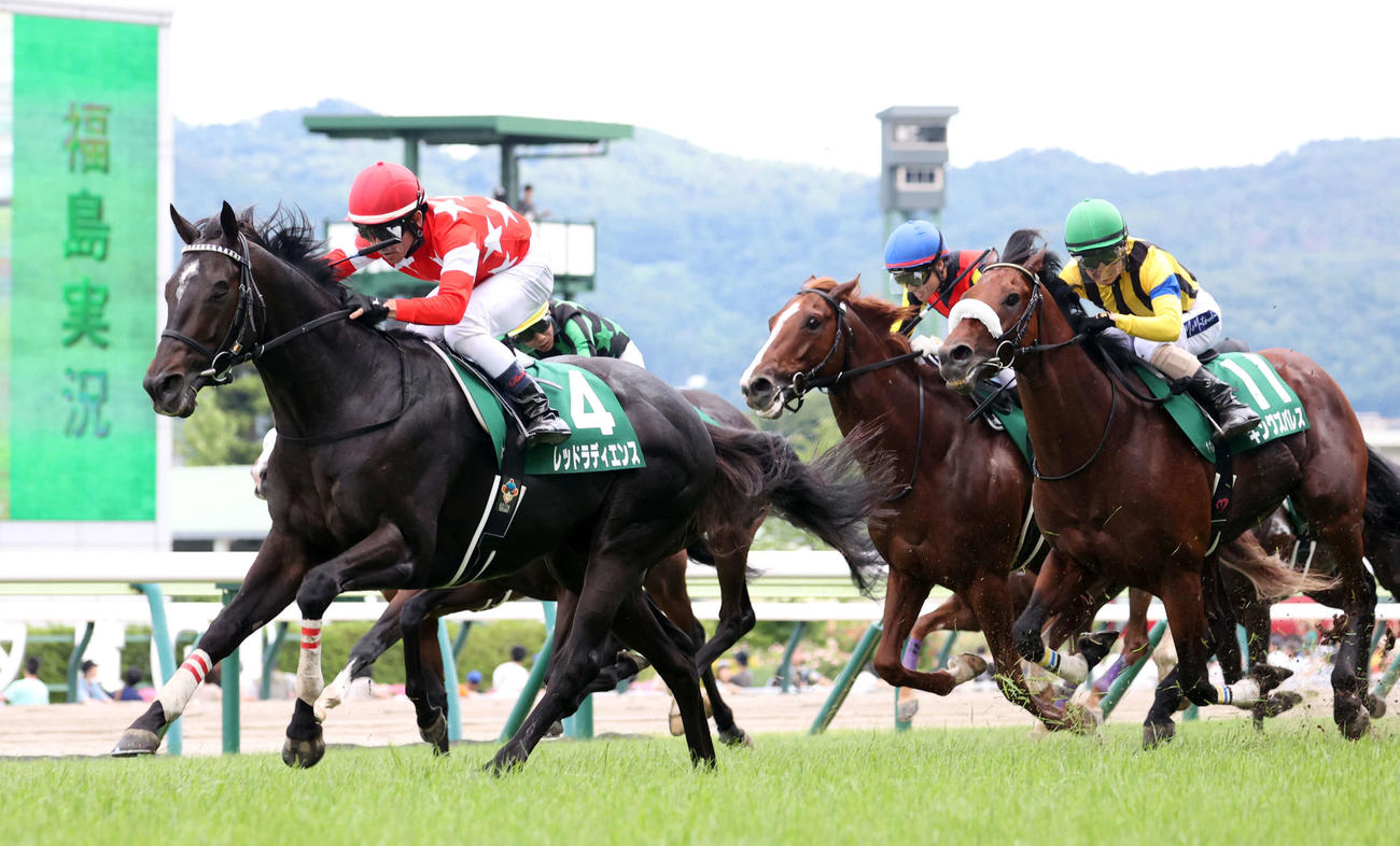 7月7日、七夕賞を制したレッドラディエンス（左）