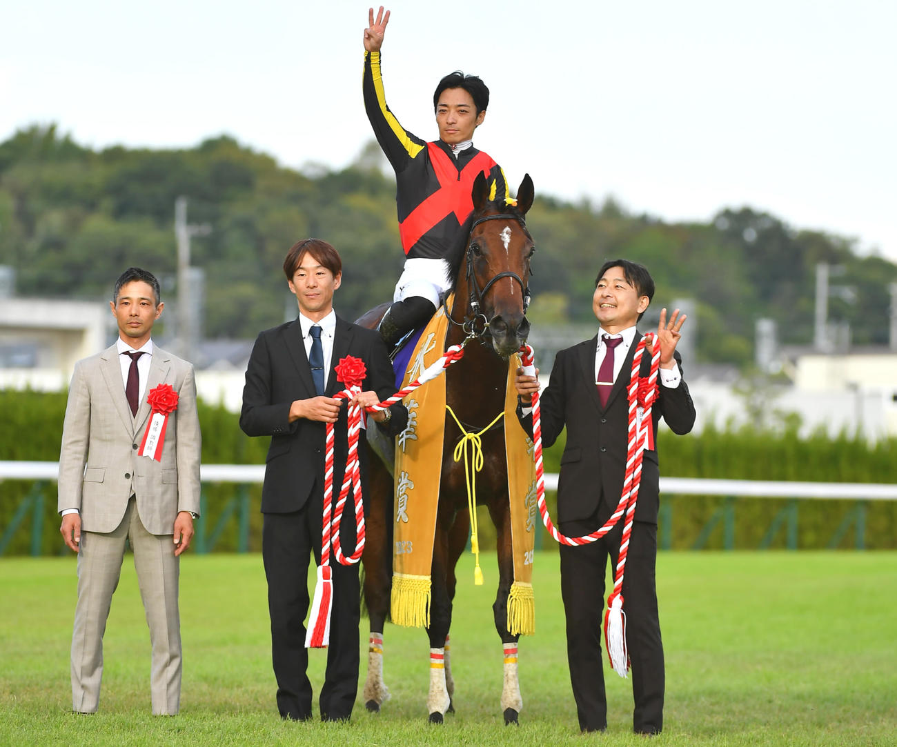 23年、牝馬3冠を達成したリバティアイランドと中内田師（左端）