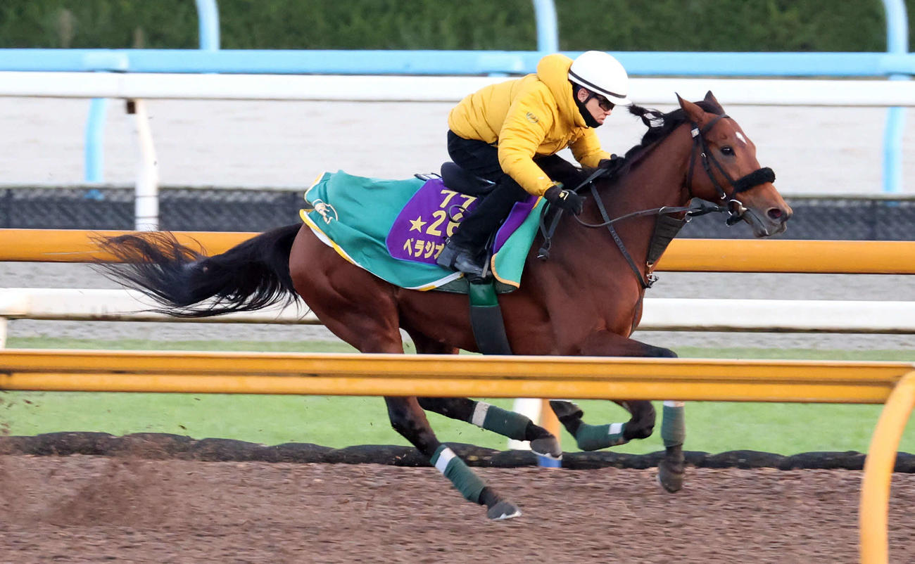 CWコースにて3頭併せで追い切るベラジオオペラ