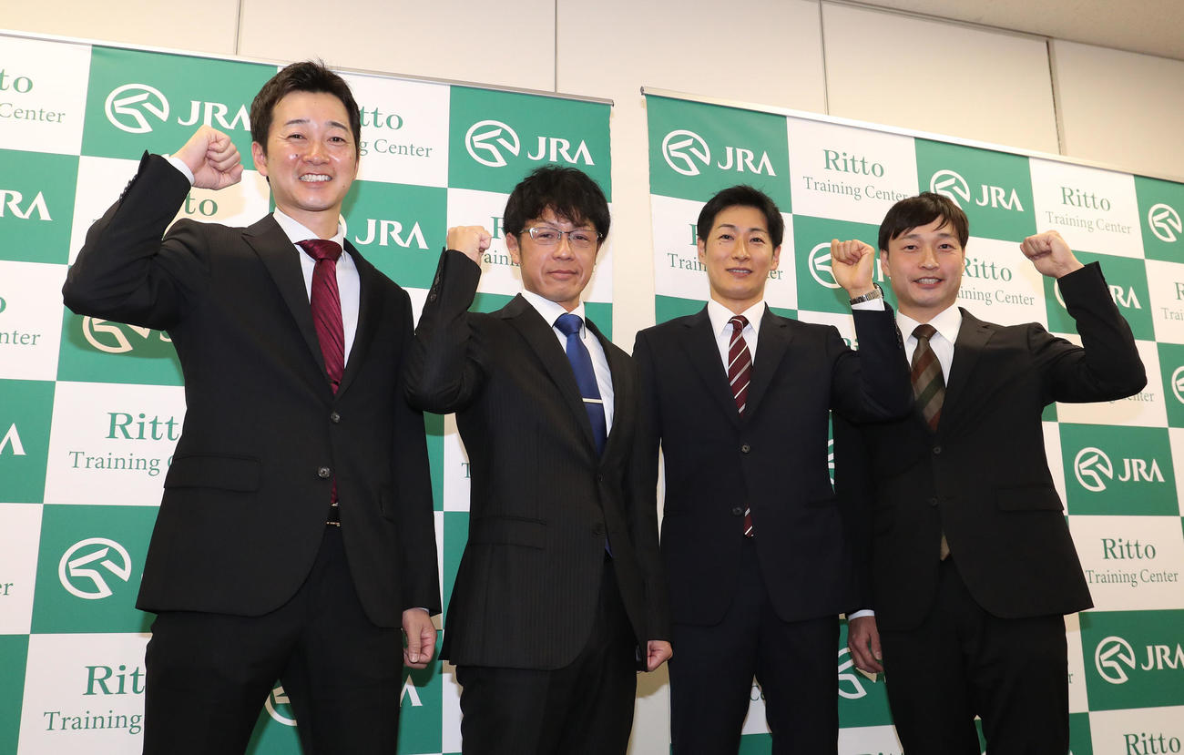 新規調教師試験に合格して笑顔でガッツポーズする左から、井上助手、加藤助手、柴田助手、橋田助手（撮影・白石智彦）