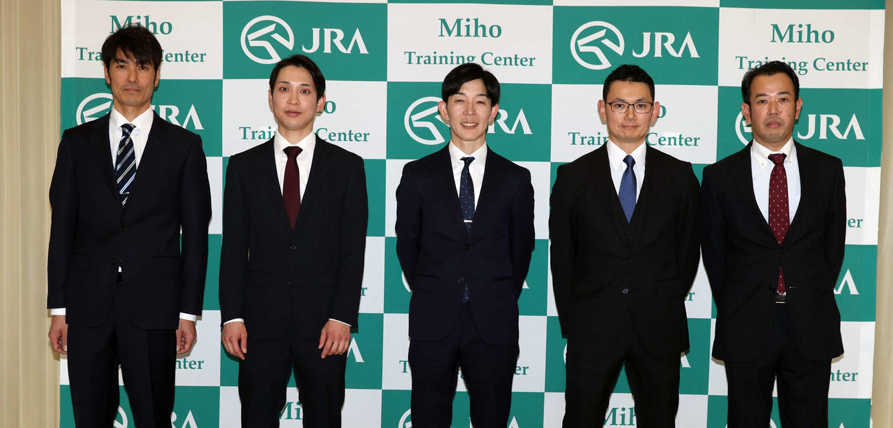 新規調教師試験に合格し記念撮影する、左から秋本助手、手塚助手、平岩助手、松尾助手、室井助手（撮影・柴田隆二）