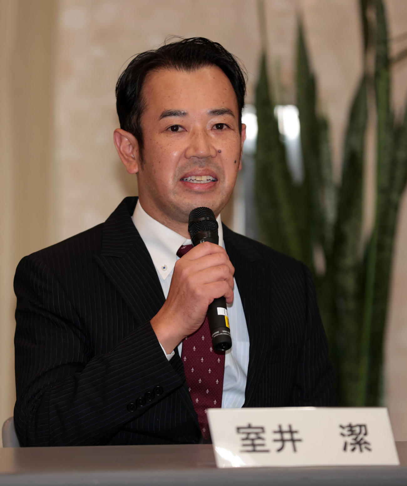 新規調教師試験に合格し会見する室井助手（撮影・柴田隆二）