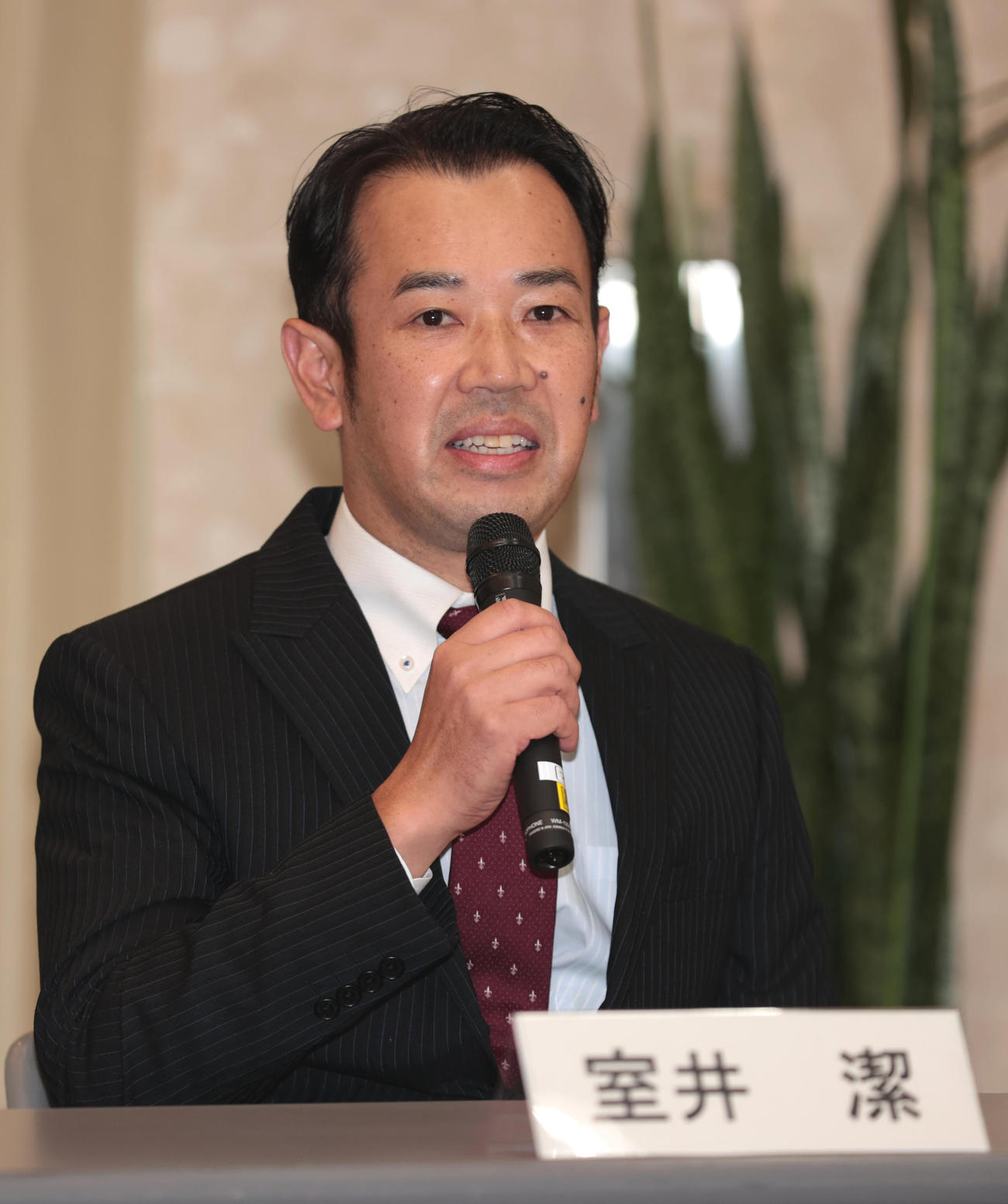 新規調教師試験に合格し会見する室井助手（撮影・柴田隆二）