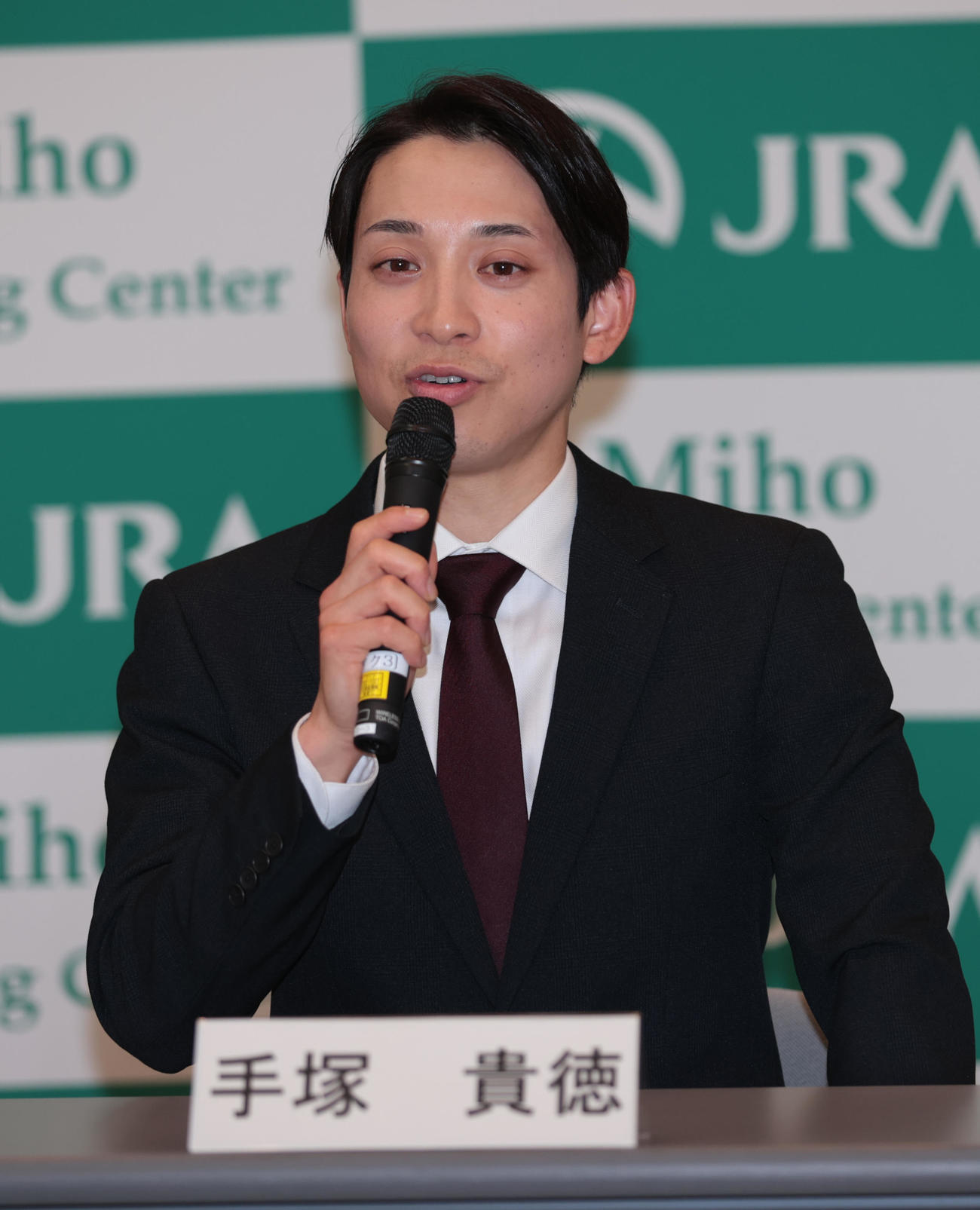 新規調教師試験に合格し会見する手塚助手（撮影・柴田隆二）