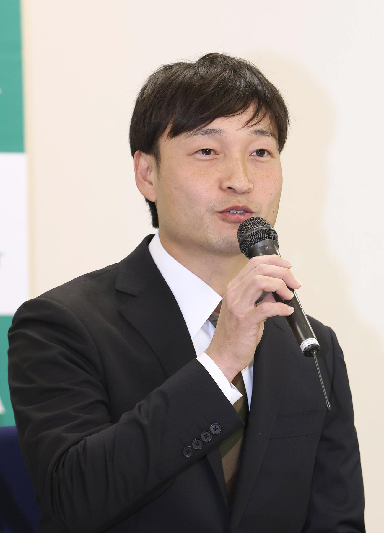 新規調教師免許に合格して抱負を述べる柴田助手（撮影・白石智彦）