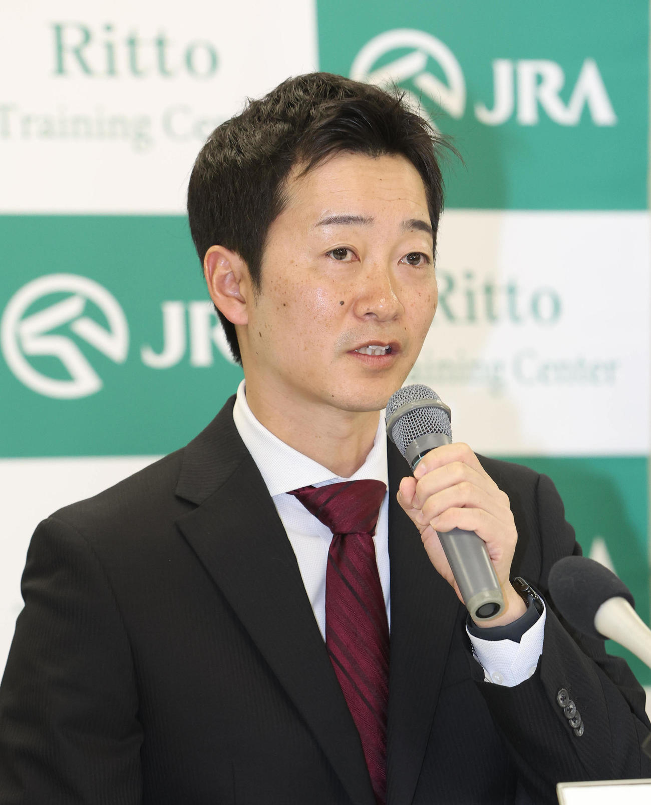 新規調教師免許に合格して抱負を述べる井上助手（撮影・白石智彦）