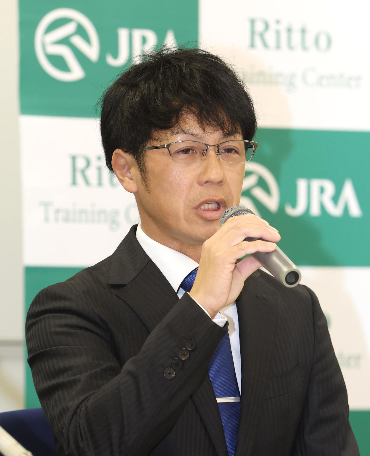 新規調教師免許に合格して抱負を述べる加藤助手（撮影・白石智彦）