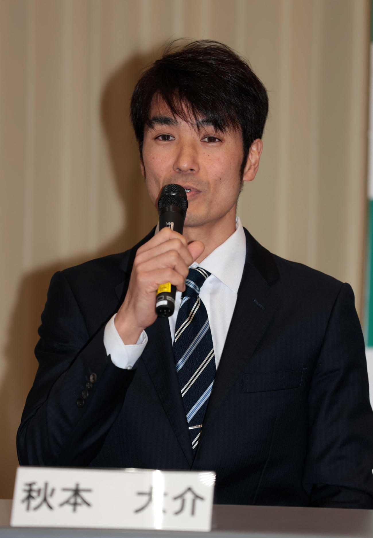 新規調教師試験に合格し会見する秋本助手（撮影・柴田隆二）