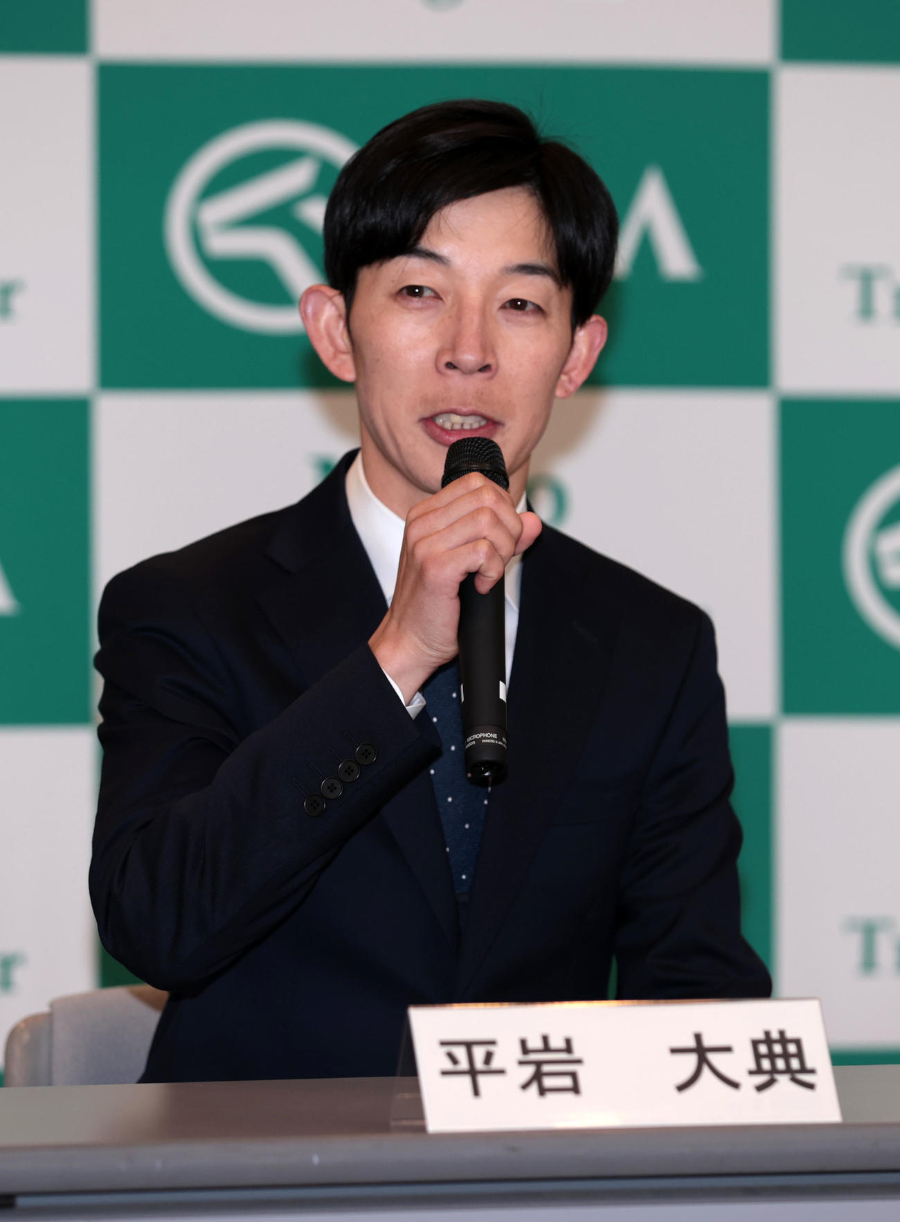 新規調教師試験に合格し会見する平岩助手（撮影・柴田隆二）