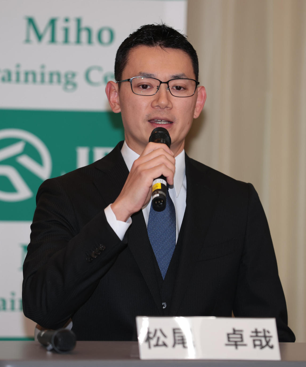 新規調教師試験に合格し会見する松尾助手（撮影・柴田隆二）