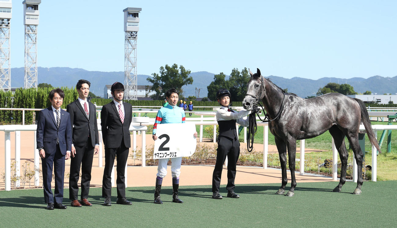 新馬戦を制したヤマニンブークリエと口取りに並ぶ武豊騎手（右から2人目）（2024年10月撮影）