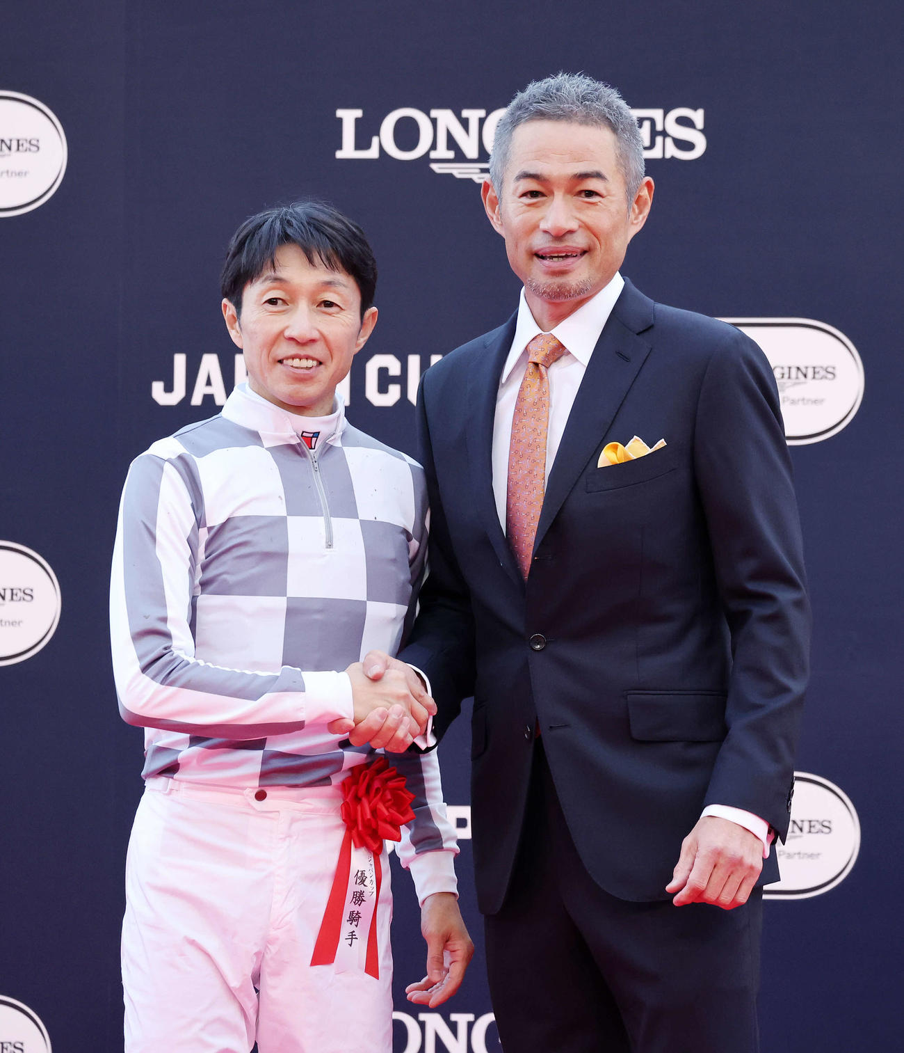 笑顔で握手する武豊騎手（左）とイチロー氏（2024年11月24日撮影）
