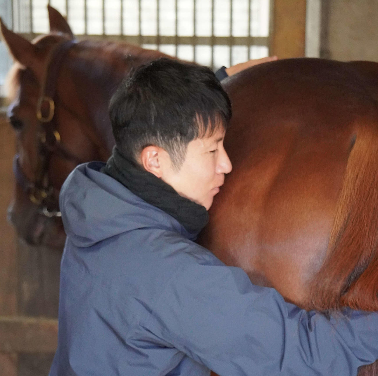 レモンポップの退厩間際にお尻に顔をつけて別れを惜しむ田中博康調教師