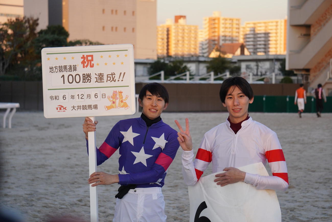 地方通算100勝を達成した江里口裕輝騎手（右）。左は同期の阿部龍騎手