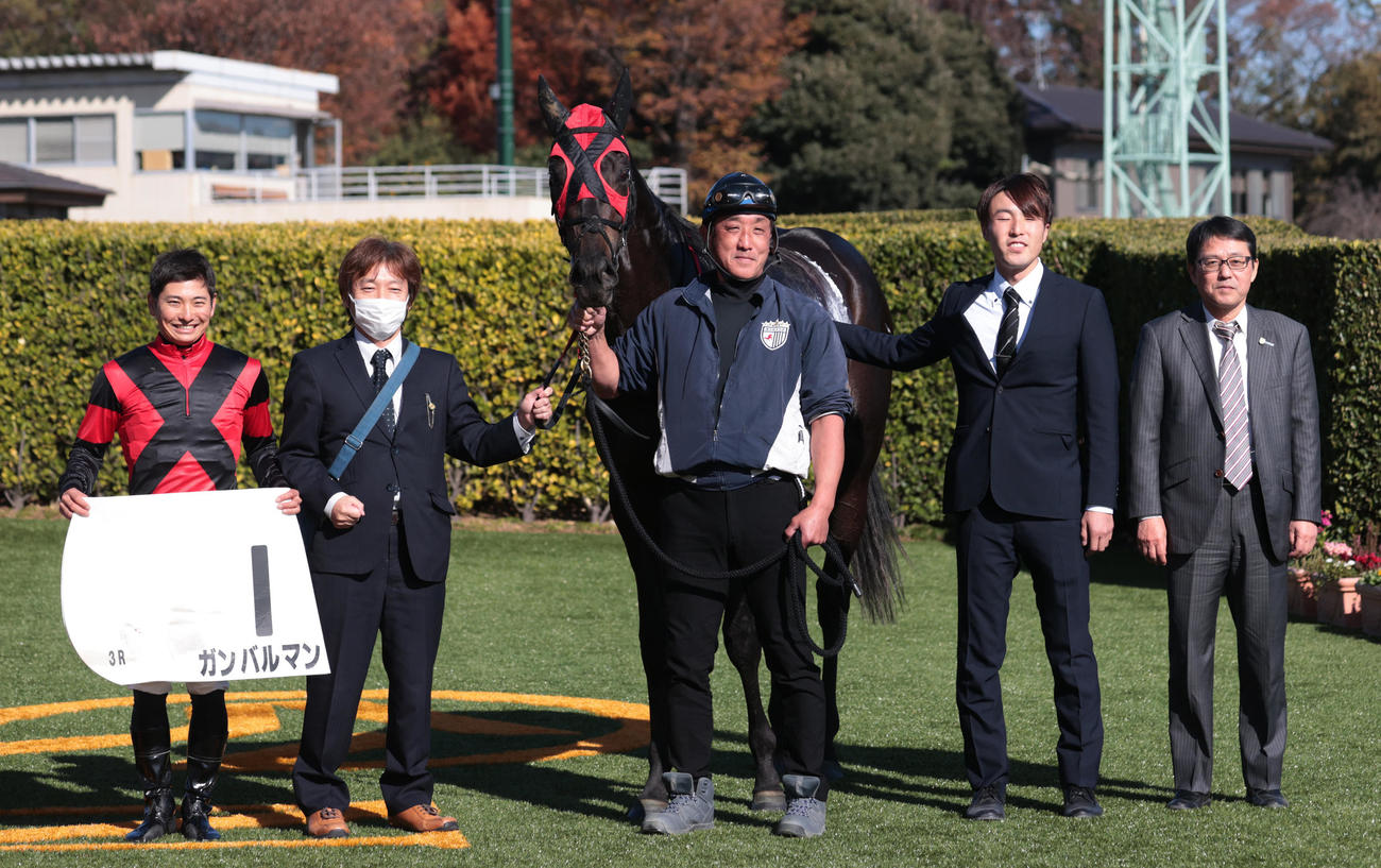 中山3R、1着ガンバルマンと原優介騎手（左端）、萱野浩二調教師（右端）（撮影・柴田隆二）