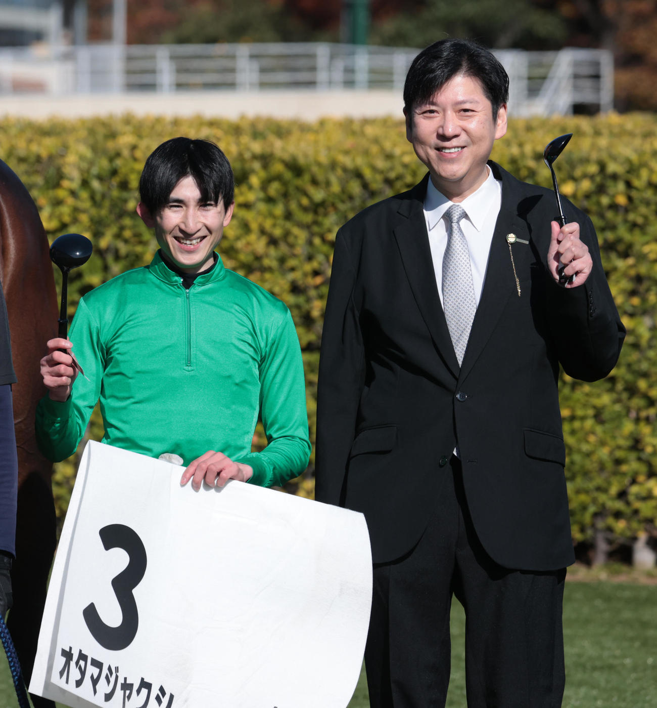 中山4Rで1着オタマジャクシの木幡育騎手（左）は内田玄祥オーナーと料理用のお玉を持ち笑顔を見せる