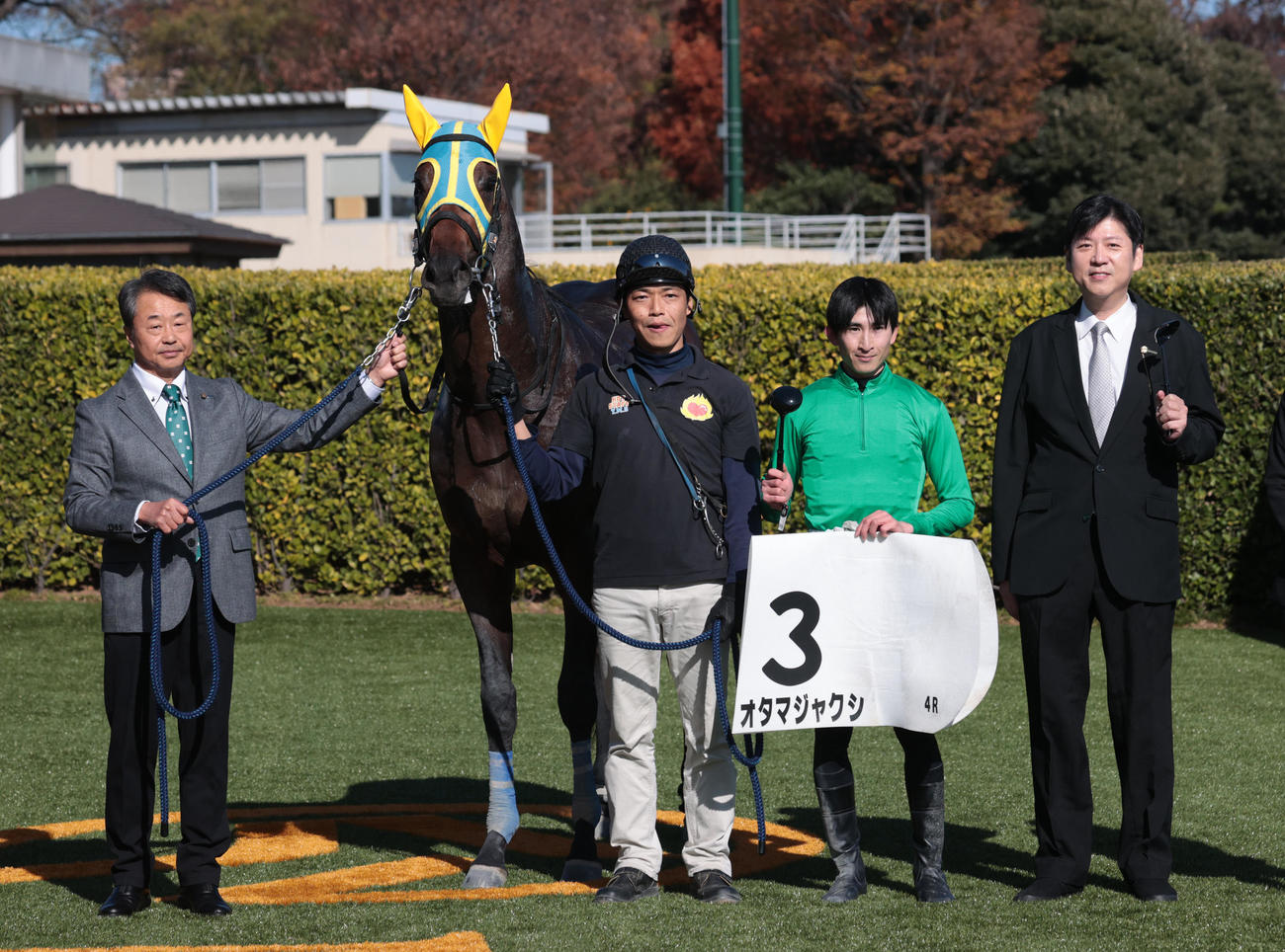 中山4Rで1着オタマジャクシと、松永康利調教師（左端）、1人置いて木幡育騎手は内田玄祥オーナーと料理用のお玉を持ち笑顔を見せる