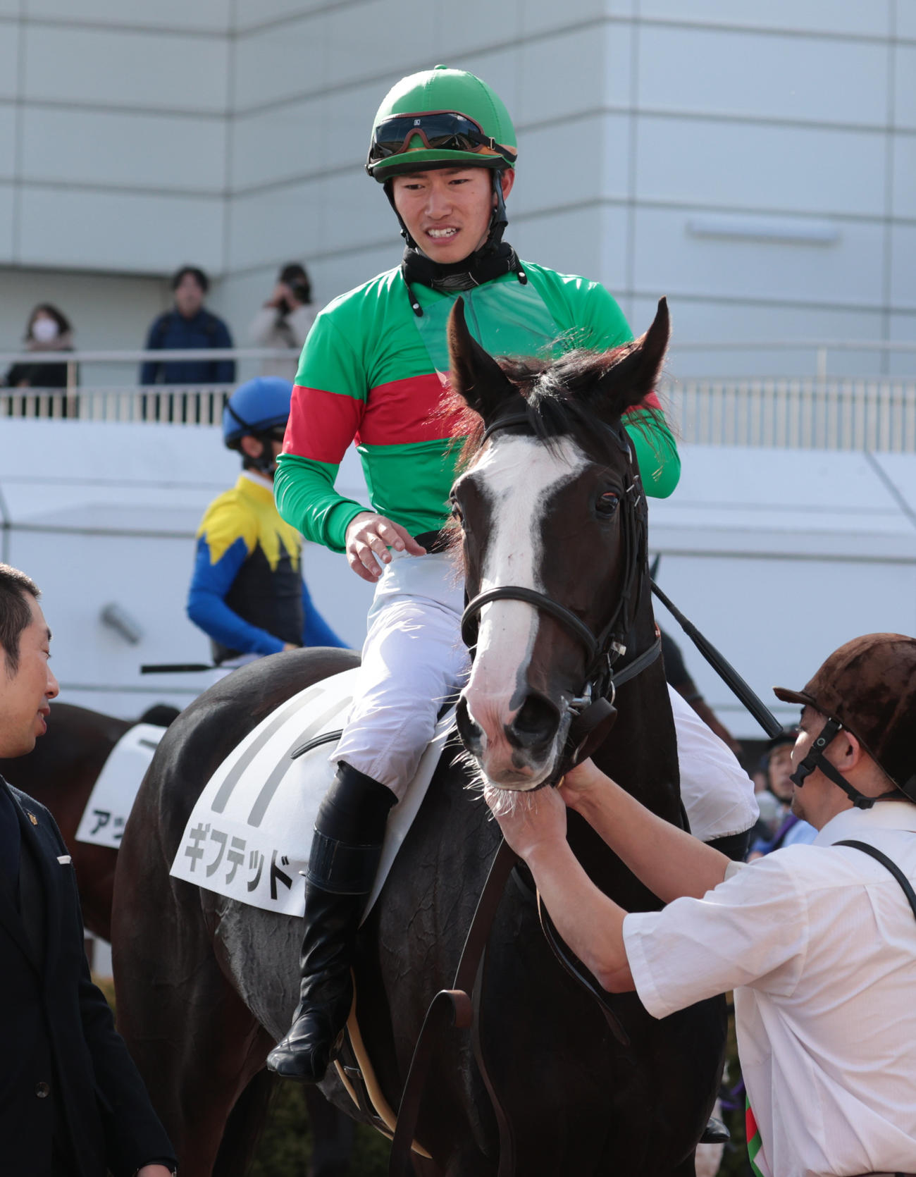 中山5R、新馬戦を制したギフテッドと菅原明騎手（撮影・柴田隆二）