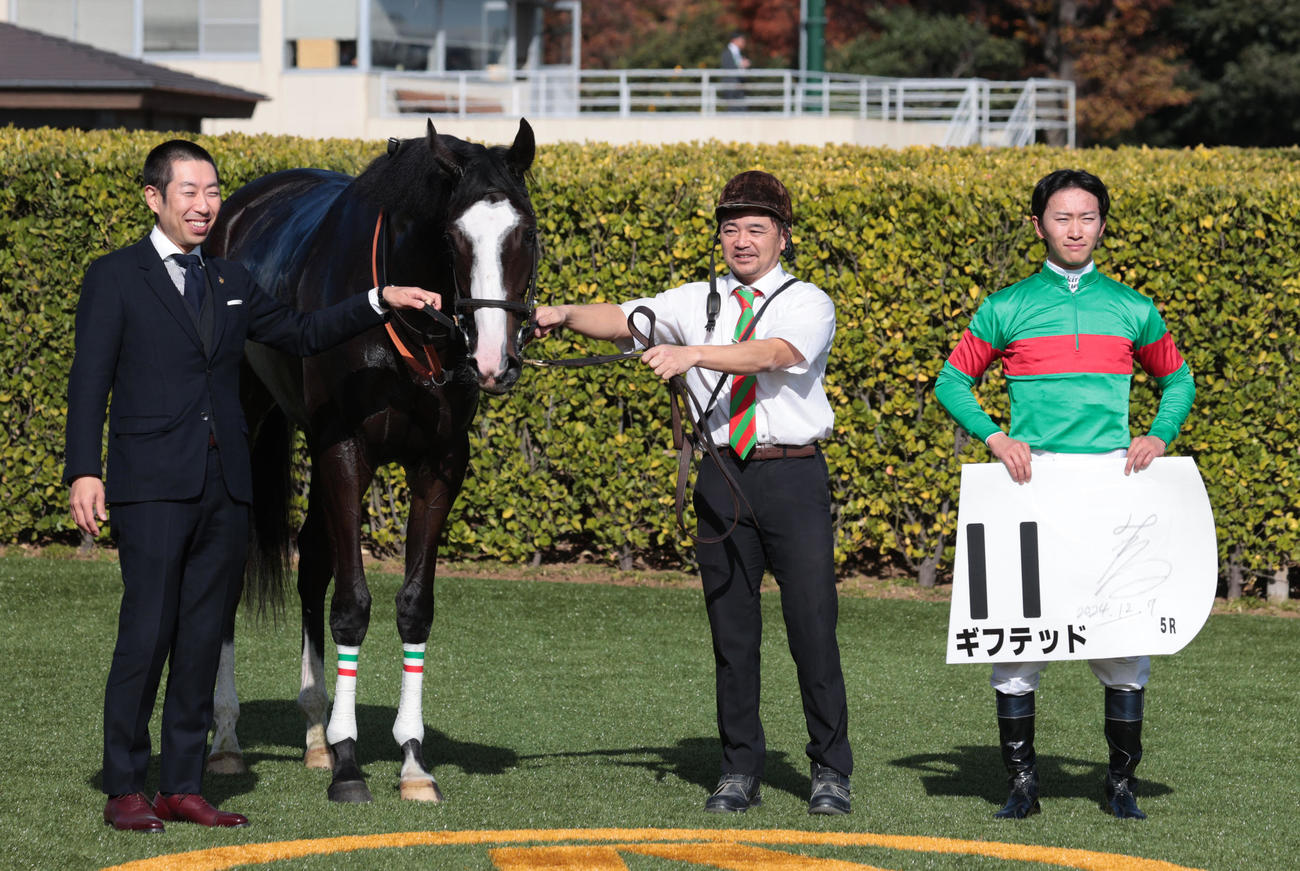 中山5R、新馬戦を制したギフテッドと菅原明騎手（右）、武井調教師（左）（撮影・柴田隆二）