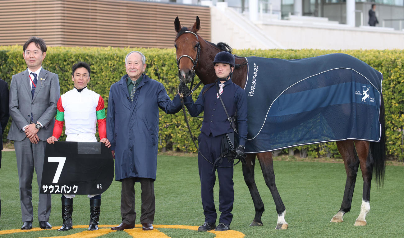 中山9R、黒松賞を制したサウスバンクと、左から2人目は北村宏騎手（撮影・柴田隆二）