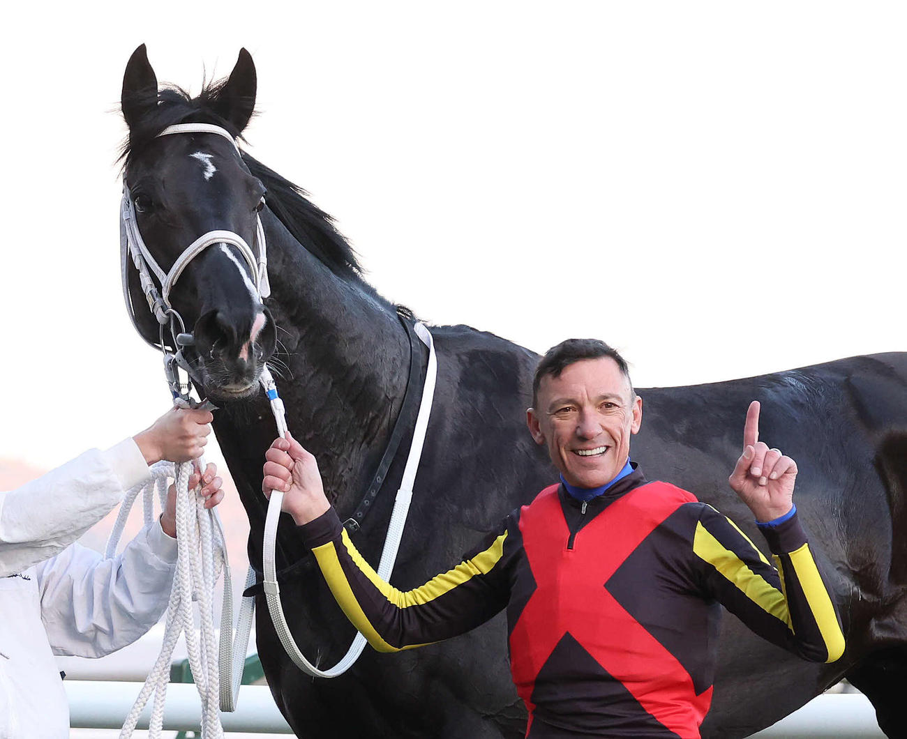 京都12Rを制し、ギャンブルルームと笑顔で口取りに並ぶデットーリ騎手（撮影・白石智彦）