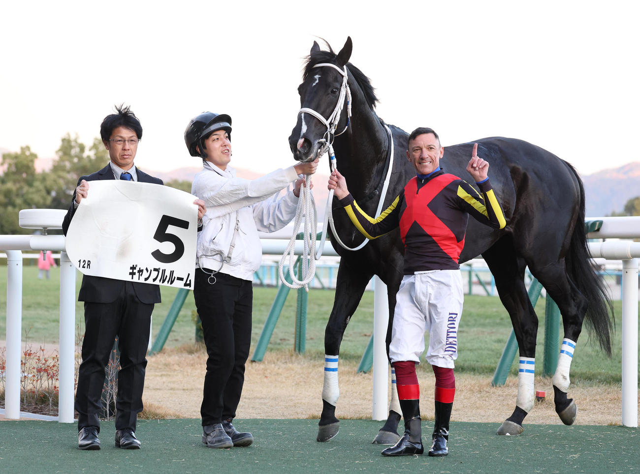 京都12R、ギャンブルルームと笑顔で口取りに並ぶデットーリ騎手（撮影・白石智彦）