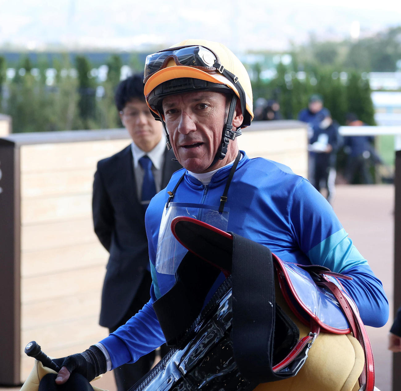 京都8Rを7着で終え引き揚げるデットーリ騎手（撮影・白石智彦）