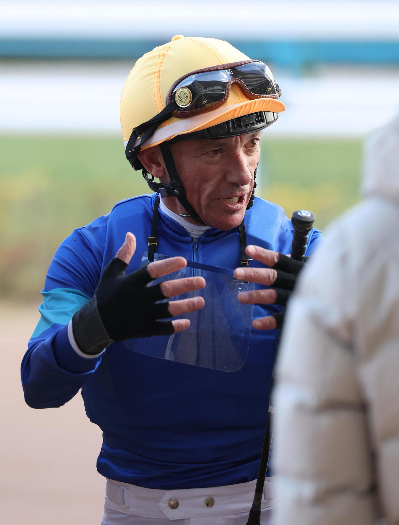 京都8Rを7着で終えレースを振り返るデットーリ騎手（撮影・白石智彦）