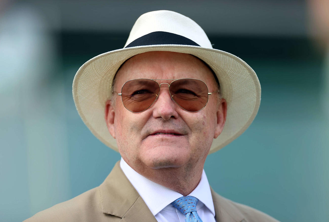 カーインライジングを管理するD・ヘイズ師（（C）The Hong Kong Jockey Club）