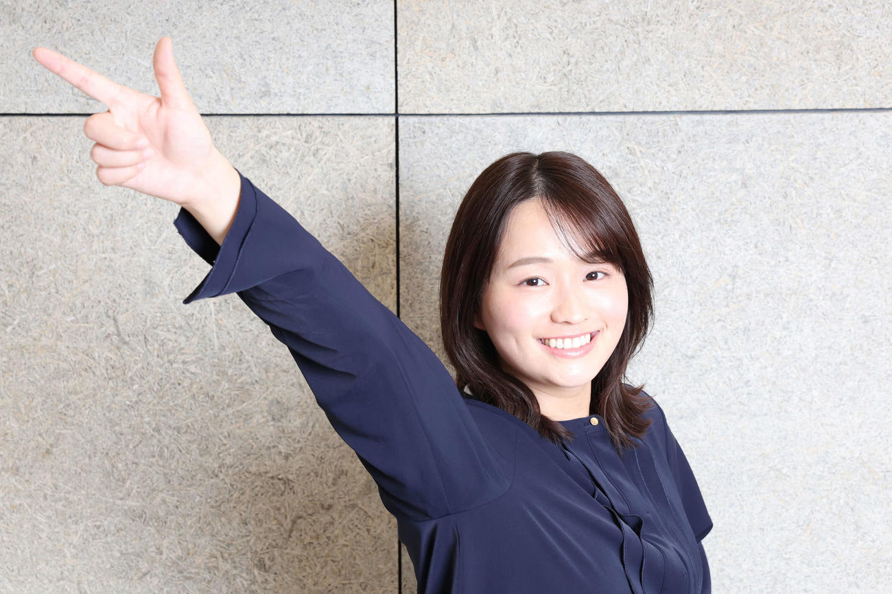 競馬実況デビューするTBS篠原梨菜アナウンサーは得意のダンスでポーズを決める（撮影・宮地輝）