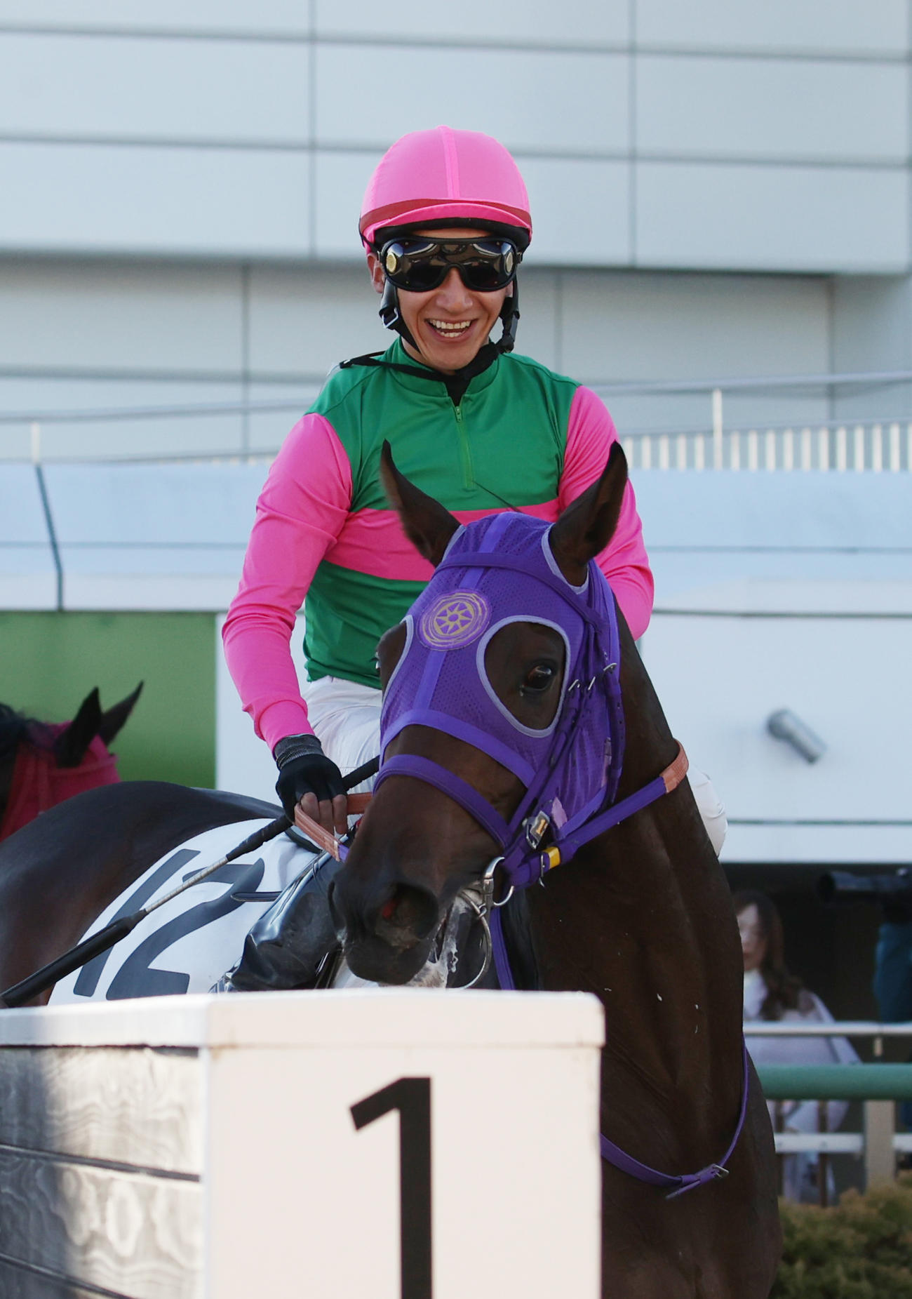 中山6R、新馬戦を制したミツカネリブラと菊沢騎手（撮影・柴田隆二）