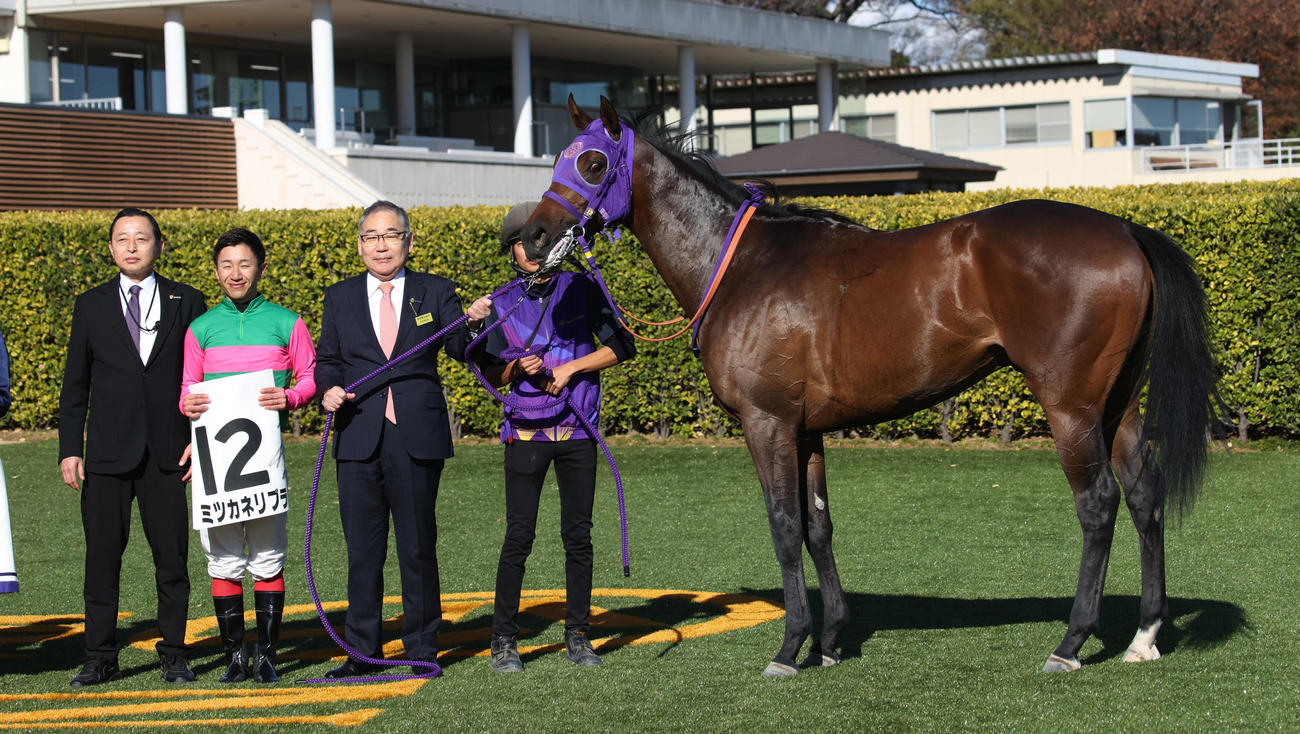 中山6R、新馬戦を制したミツカネリブラと、左から清水英調教師、菊沢騎手（撮影・柴田隆二）