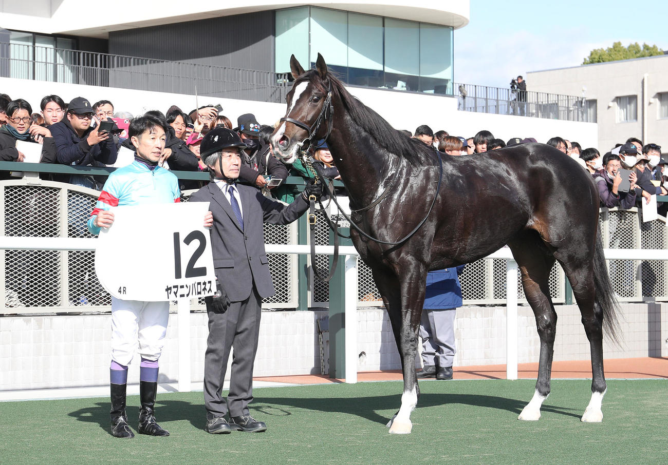 京都4R、新馬戦を制したヤマニンバロネスと口取りに並ぶ武豊騎手（左）（撮影・白石智彦）
