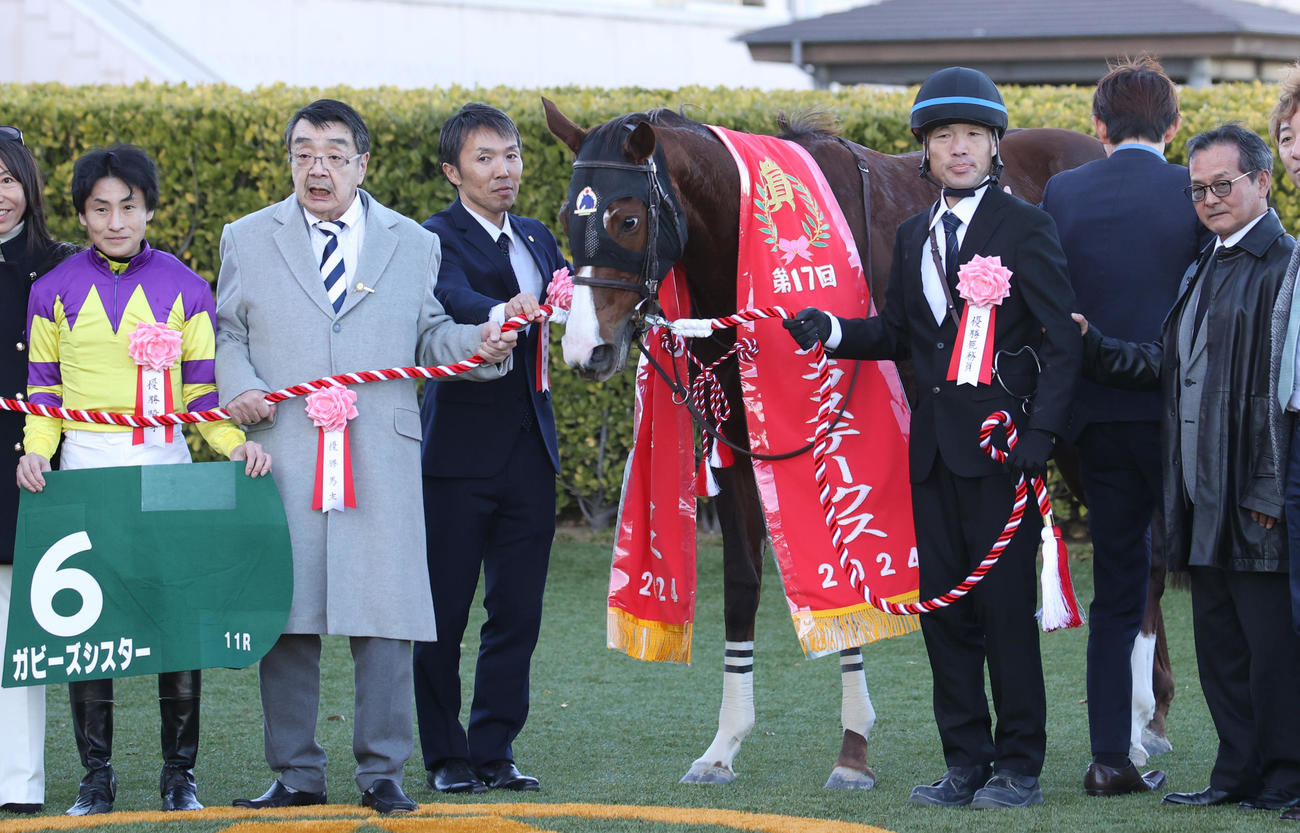 カペラSを制したガビーズシスターと、左から吉田隼騎手、1人置いて森一調教師、右端は中野栄治元調教師