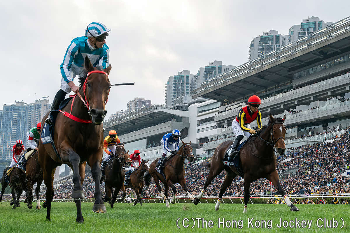 香港カップ3連覇を飾ったロマンチックウォリアーと2着リバティアイランド（右）