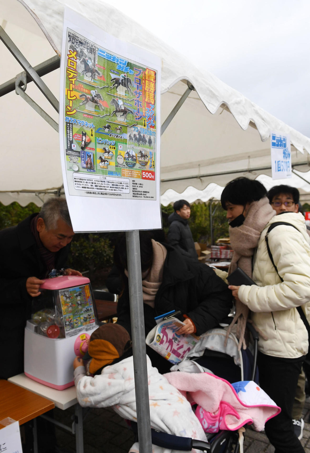 日刊スポーツの特設ブースでは「ニッカンガチャ」などが行われ大盛況（撮影・前岡正明）
