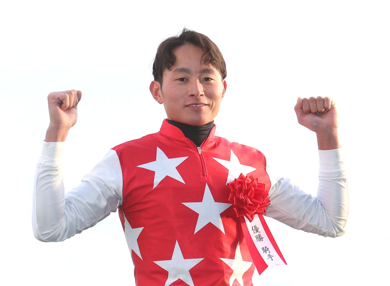 ガッツポーズする岩田望騎手（撮影・白石智彦）
