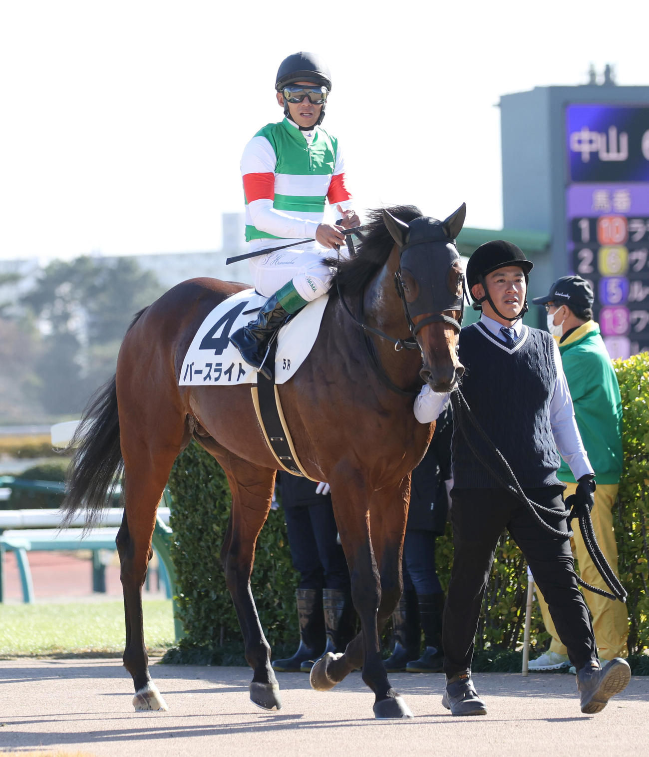 中山5R、新馬戦を制したバースライトと浜中騎手（撮影・柴田隆二）