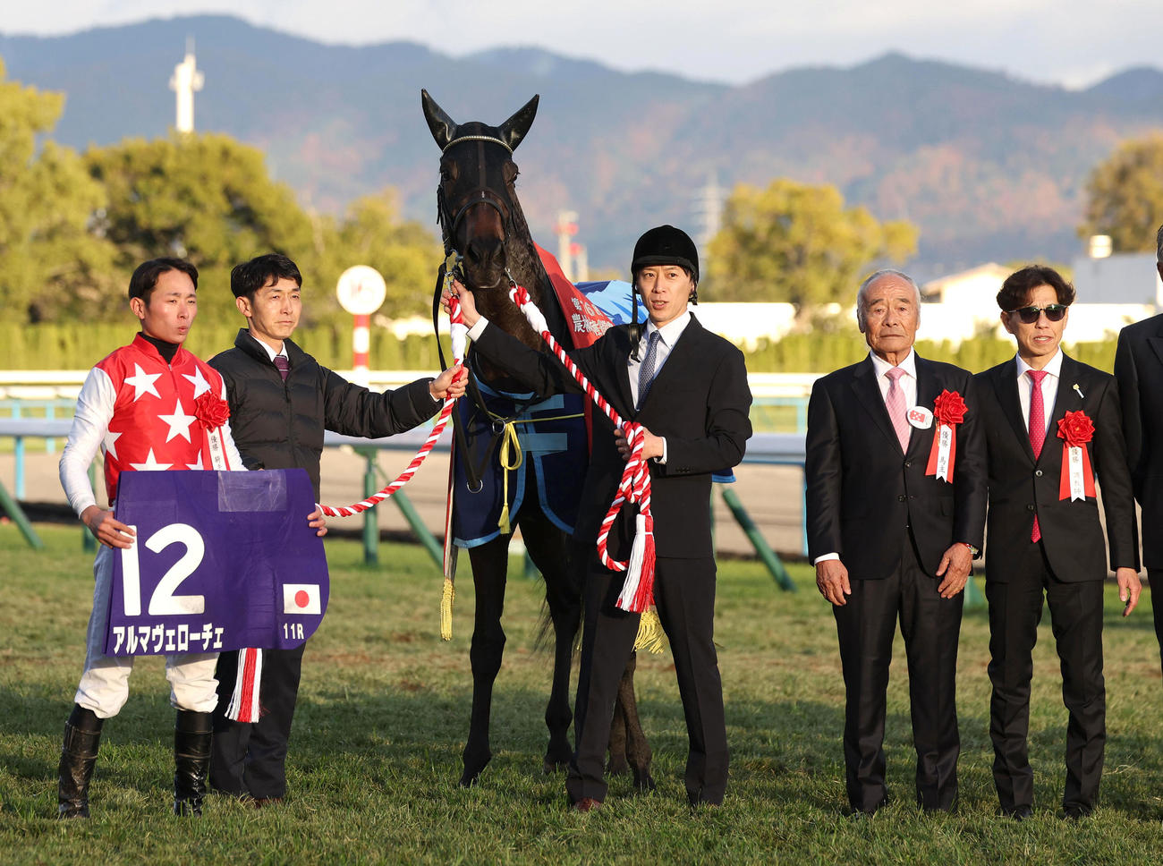 阪神JFを制したアルマヴェローチェと口取りに並ぶ岩田望騎手（左）ら（撮影・白石智彦）