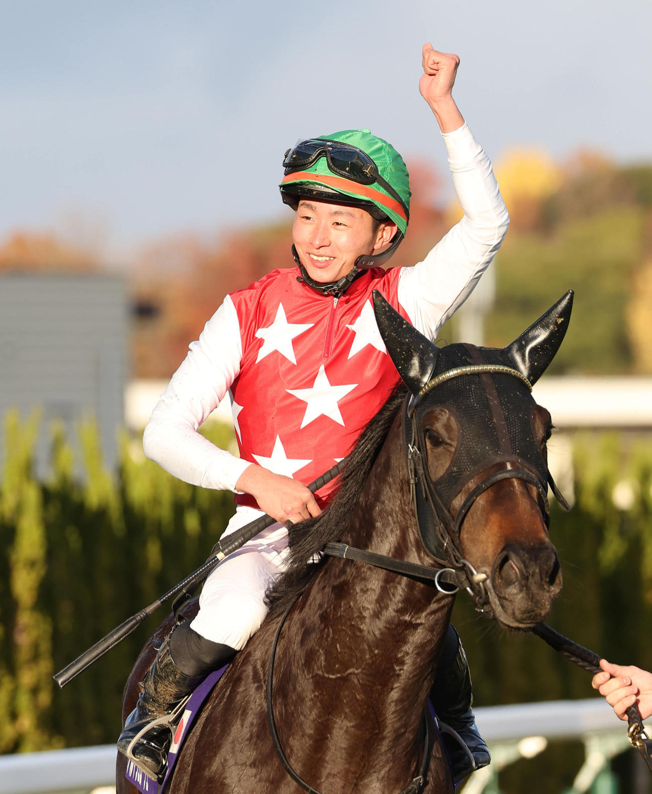 アルマヴェローチェで阪神JFを制した岩田望騎手は、JRA・G1初制覇に笑顔でガッツポーズ