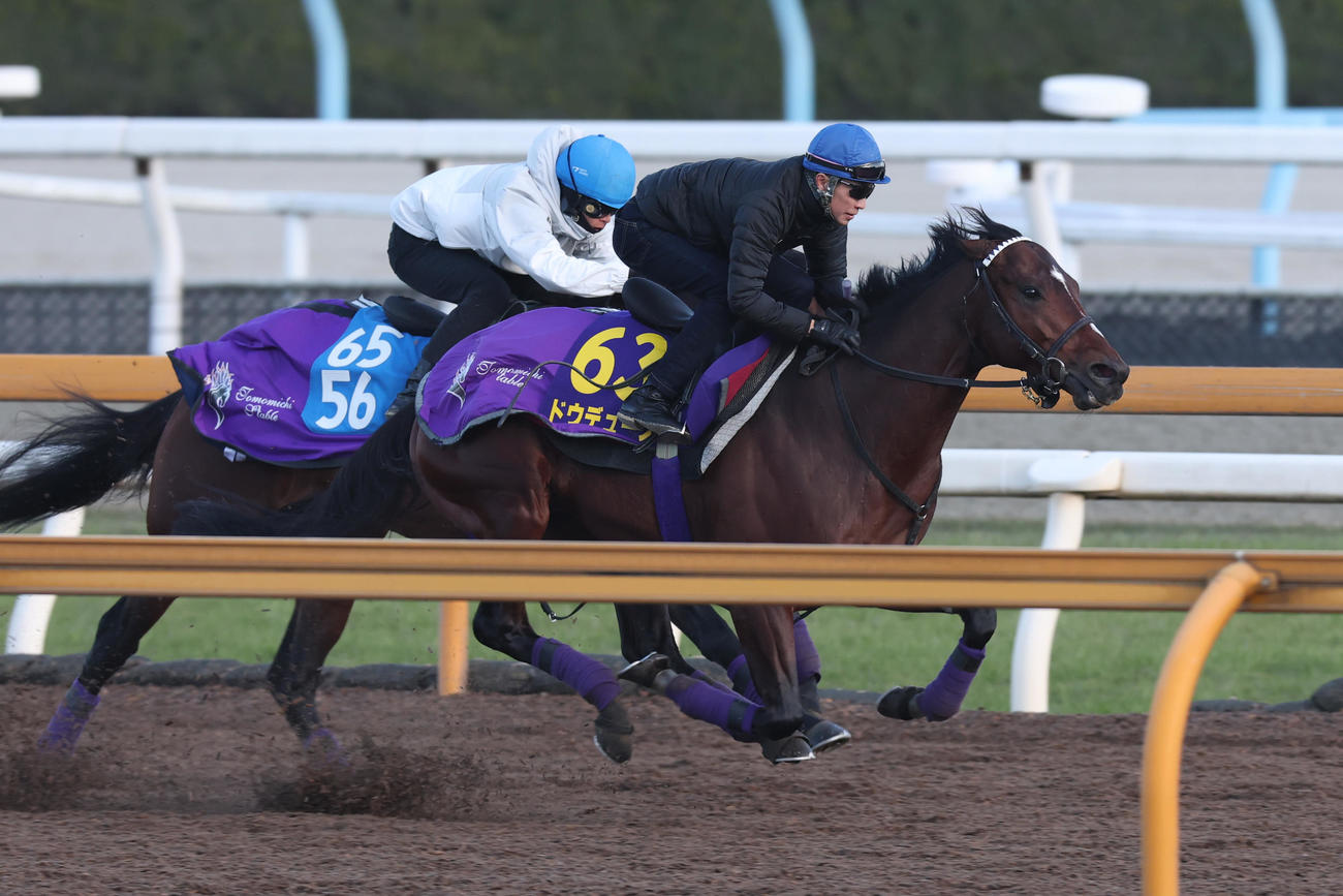 CWコースで1週前追い切りに臨んだドウデュース（右）