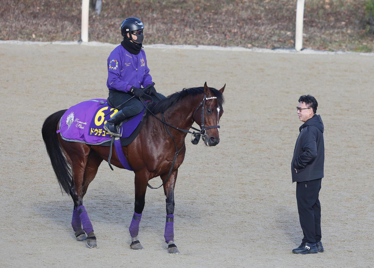 追い切りを終えたドウデュースを見つめる松島オーナー（右）（撮影・白石智彦）
