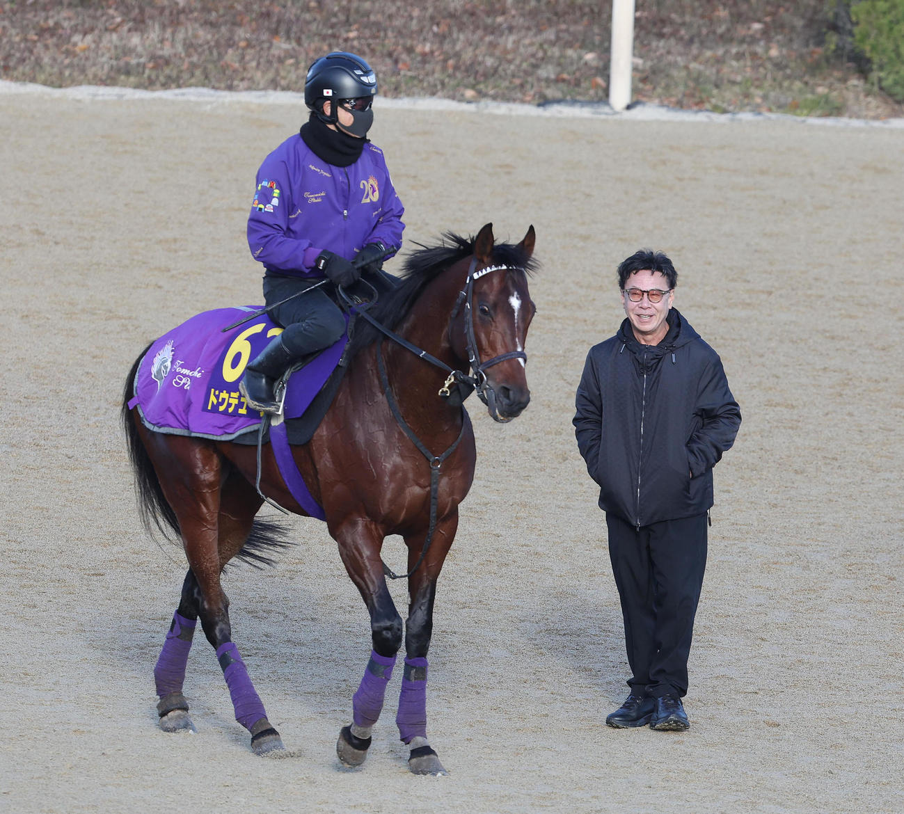 追い切りを終えたドウデュースを笑顔で見つめる松島オーナー（右）（撮影・白石智彦）