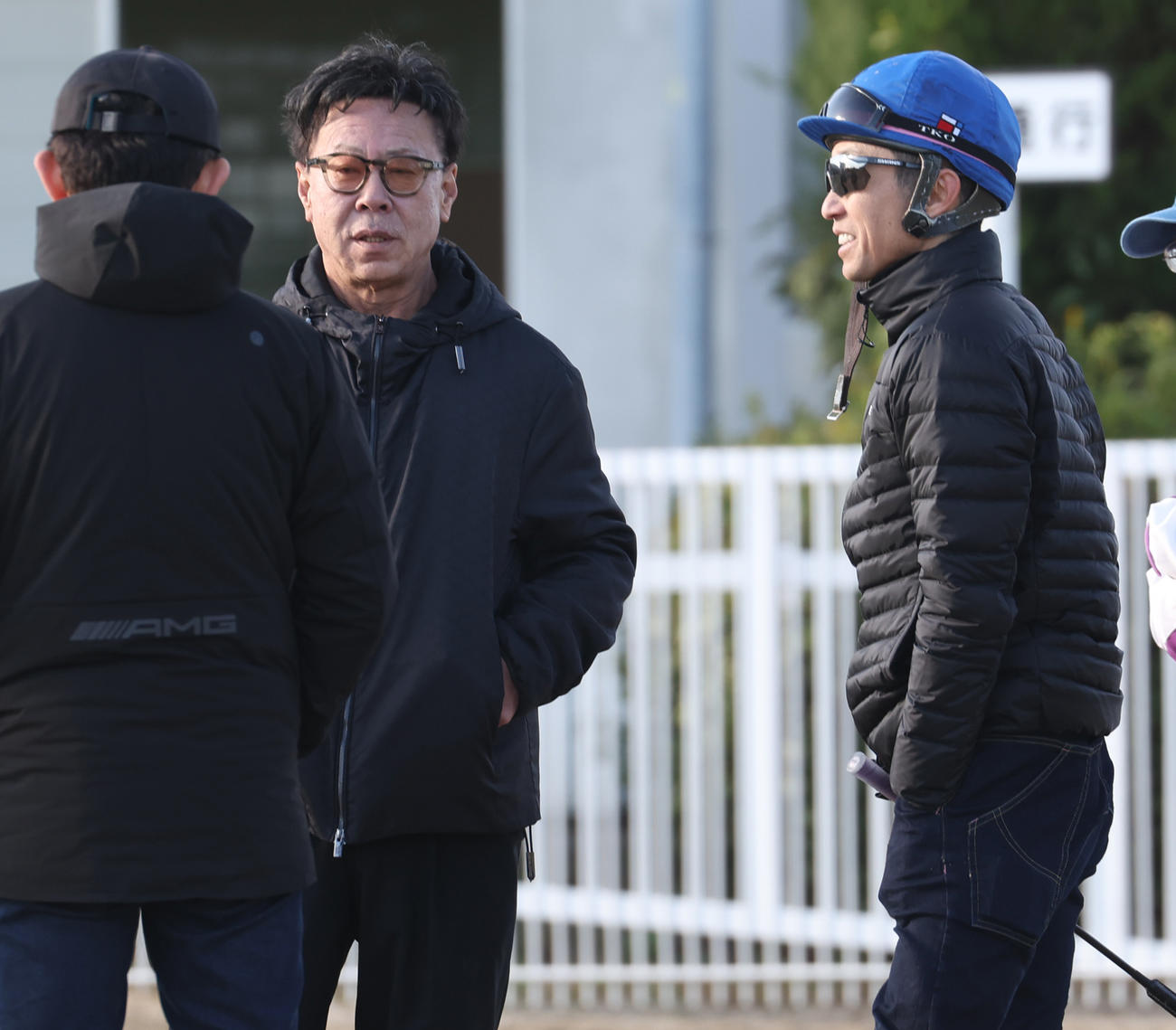 追い切り後、会話する松島オーナー（左）と武豊騎手