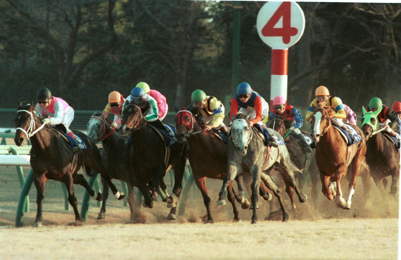 90年有馬記念、4角出口で先頭に並びかけるオグリキャップ